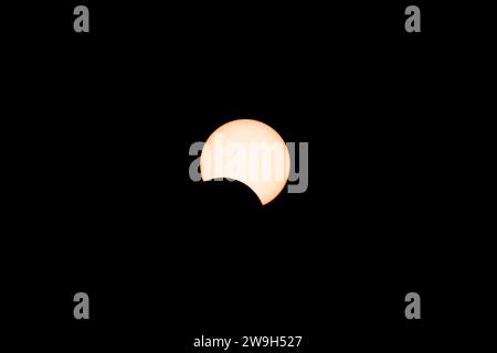 La luna si muove attraverso la parte anteriore del sole dopo il picco dell'eclissi solare anulare il 14 novembre 2023. Utah, Stati Uniti. Un'ora dopo l'Annularit del picco Foto Stock