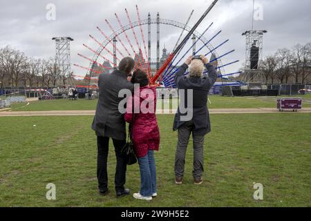 AMSTERDAM - a Museumplein sono in corso i preparativi per lo spettacolo di Capodanno dei fuochi d'artificio elettrici. L'evento segna l'inizio del nuovo anno con luci e fuochi d'artificio. ANP EVERT ELZINGA netherlands Out - belgio Out Foto Stock