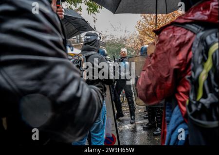 Parigi, Francia. 18 novembre 2023. I manifestanti si scontrano con la polizia durante la manifestazione. "Gilet gialli" (gilets jaunes) manifestanti anti-governativi si sono riuniti a Parigi nel loro quinto anniversario del movimento per mostrare al governo che sono ancora vivi e nel corso degli anni sono aumentati di numero. (Immagine di credito: © Maria Giulia Molinaro vitale/SOPA Images via ZUMA Press Wire) SOLO USO EDITORIALE! Non per USO commerciale! Foto Stock