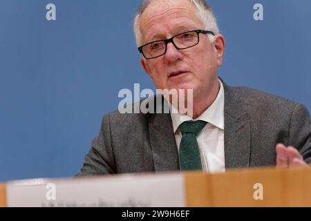 Umfrage Gewalt gegen Einsatzkräfte 2023-12-28 - Deutschland, Berlino - Bundespressekonferenz, Umfarge Gewalt gegen Einsatzkräfte und Appell von Deutschem Feuerwehrverband DFV und Deutscher Gesetzlicher Unfallversicherung DGUV: IM Bild Thomas Wittschurky, Leiter des Fachausschusses Sozialwesen Deutscher Feuerwehrverband DGUV. *** Indagine sulla violenza contro i servizi di emergenza 2023 12 28 Germania, conferenza stampa federale di Berlino, Umfarge violenza contro i servizi di emergenza e appello dell'Associazione tedesca dei vigili del fuoco DFV e dell'assicurazione sociale tedesca contro gli incidenti DGUV nella foto Thomas Wittsc Foto Stock