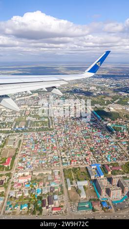 Almaty Kazakistan visto dalla finestra dell'aereo Foto Stock