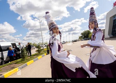 Donne kazake vestite con un costume tradizionale durante la cerimonia di incontro e di saluto a uno sposo ad Aqtobe Kazakistan Foto Stock