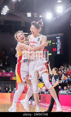 (231228) -- PECHINO, 28 dicembre 2023 (Xinhua) -- ecco la selezione da parte di Xinhua News Agency delle 10 notizie sportive cinesi più significative del 2023: la Cina è stata incoronata campionessa della FIBA Women's Asia Cup per terminare i 12 anni di attesa per il titolo con una vittoria 73-71 sul Giappone nella finale del 2 luglio. Il centro cinese Han Xu è stato nominato MVP del torneo e selezionato nell'All-Star Five insieme al suo compagno di squadra li Meng. Il 5 ottobre, le donne cinesi hanno battuto di nuovo il Giappone per mantenere il loro titolo ai Giochi asiatici di Hangzhou. Questa foto scattata il 2 luglio 2023 mostra li Meng (L) e Han Xu della Cina c Foto Stock
