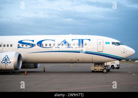Volo aereo di compagnie aeree SCAT sull'asfalto dell'aeroporto di Almaty in Kazakistan Foto Stock