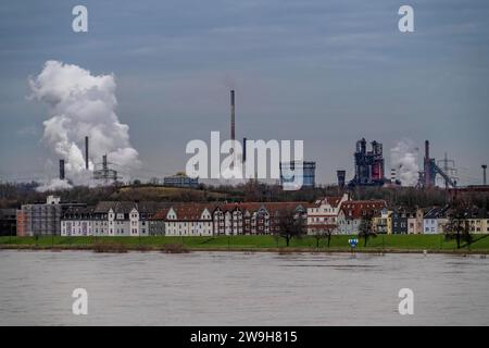 Rhein bei Duisburg-Laar, Häuser an der Deichstrasse, Industriekulisse des ThyssenKrupp Steel Stahlwerk a Bruckhausen, Hochwasser, NRW, Deutschland, Binnenschifffahrt *** Reno a Duisburg Laar, case sulla diga stradale, sfondo industriale delle acciaierie ThyssenKrupp Steel a Bruckhausen, inondazione, NRW, navigazione interna, Germania, navigazione Foto Stock