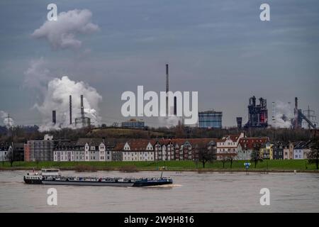 Frachtschiff auf dem Rhein bei Duisburg-Laar, Häuser an der Deichstrasse, Industriekulisse des ThyssenKrupp Steel Stahlwerk a Bruckhausen, Hochwasser, NRW, Deutschland, Binnenschifffahrt *** nave da carico sul Reno vicino a Duisburg Laar, case sulla Deichstrasse, RW sfondo industriale della ThyssenKrupp Inland Steel, Nhausen, navigazione interna, Nhausen, Nhausen, Nhausen, Nhausen, Nhausen, Nhausen, navigazione Foto Stock