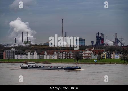 Frachtschiff auf dem Rhein bei Duisburg-Laar, Häuser an der Deichstrasse, Industriekulisse des ThyssenKrupp Steel Stahlwerk a Bruckhausen, Hochwasser, NRW, Deutschland, Binnenschifffahrt *** nave da carico sul Reno vicino a Duisburg Laar, case sulla Deichstrasse, RW sfondo industriale della ThyssenKrupp Inland Steel, Nhausen, navigazione interna, Nhausen, Nhausen, Nhausen, Nhausen, Nhausen, Nhausen, navigazione Foto Stock