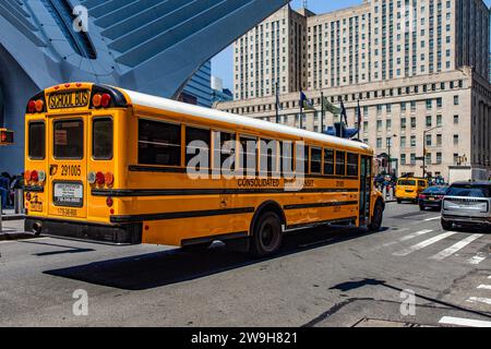 New York, USA; 1° giugno 2023: Il tipico scuolabus giallo nordamericano, che gira per la grande Mela e trasporta i bambini delle scuole. Foto Stock