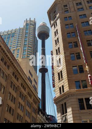 Vista a distanza della Sydney Tower Eye a Sydney in Australia in una luminosa giornata di primavera di novembre Foto Stock