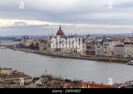 BUDAPEST, UNGHERIA - 14 MARZO 2023: Questa è una vista dell'edificio neogotico del Parlamento ungherese dalle alture della collina di Buda. Foto Stock