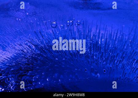 acqua ghiacciata bolle d'aria nei colori del ghiaccio astrazione bellissimi sfondi immagine trasparente Foto Stock