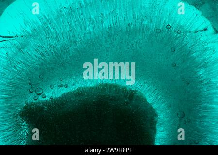 acqua ghiacciata bolle d'aria nei colori del ghiaccio astrazione bellissimi sfondi immagine trasparente Foto Stock
