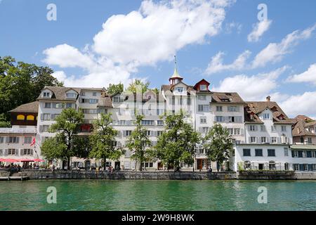 Belle case sulle rive del fiume Limmat, Zurigo, Svizzera Foto Stock
