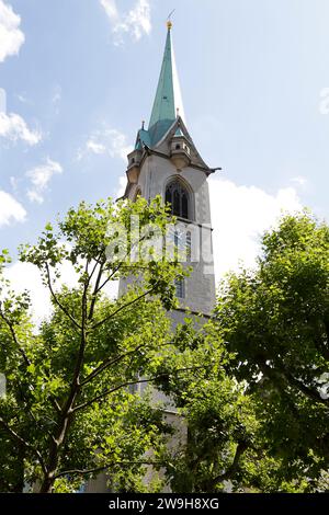 Campanile di Predigerkirche Chiesa tra gli alberi, Zurigo, Svizzera Foto Stock