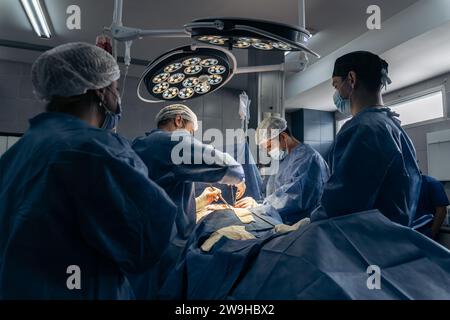 Medici che eseguono interventi chirurgici in ospedale. Chirurgia della scoliosi. Foto Stock