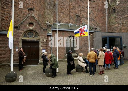 ROERMOND - le parti interessate possono dire addio all'ex vescovo Harrie Smeets di Roermond nella Cappella Carolus. Smeets morì all'età di 63 anni a causa di un tumore al cervello. Una linea si è formata davanti alla cappella. ANP RAMON MANGOLD paesi bassi fuori - belgio fuori Foto Stock