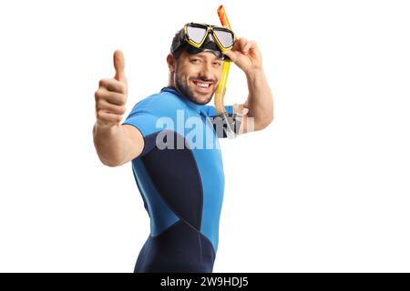 Uomo che indossa un costume da immersione e una maschera e i pollici che gestiscono sono isolati su sfondo bianco Foto Stock