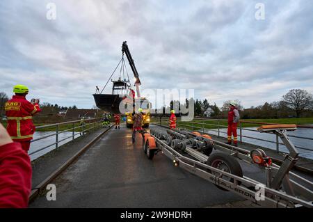 Hochwasser und Überschwemmungen der Aller in der Region Heidekreis nach tagelangen starken Regenfällen. Hodenhagen, 28.12.2023 *** acque elevate e inondazioni dell'Aller nella regione di Heidekreis dopo giorni di forti piogge Hodenhagen, 28 12 2023 foto:Xu.xStammx/xFuturexImagex hochwasser aller 3001 Foto Stock