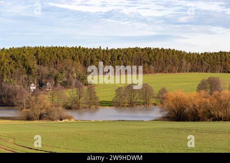 Terre della Boemia meridionale con campi, foreste e laghi, primavera. Repubblica Ceca. Foto Stock