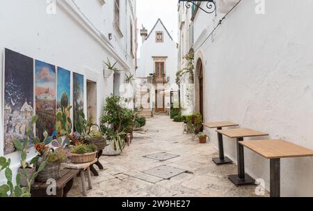 Locorotondo, Puglia, Italia - 5 ottobre 2023: Caratteristiche stradine nel Locorotondo, città metropolitana di Bari in Puglia. Foto Stock