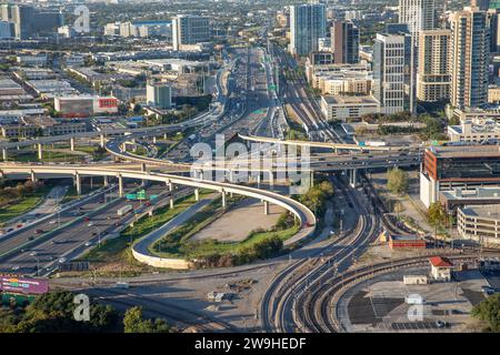 Dallas, Stati Uniti - 6 novembre 2023: interstate con cavalcavia e ponti con skyline a Dallas, Texas, Stati Uniti Foto Stock