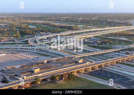 Dallas, Stati Uniti - 6 novembre 2023: interstate con cavalcavia e ponti con treno nel tardo pomeriggio a Dallas, Texas, Stati Uniti Foto Stock