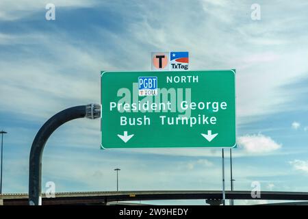 Dallas, Stati Uniti - 6 novembre 2023: Indicazioni stradali verdi sull'interstate in direzione George Bush turnpike a Dallas, Texas, Stati Uniti. Foto Stock