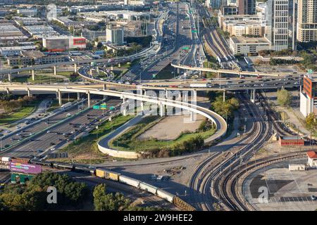 Dallas, Stati Uniti - 6 novembre 2023: Aereo di binari, ponte e parcheggio nel tardo pomeriggio a Dallas, Texas, Stati Uniti Foto Stock