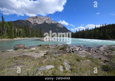 Il monte Kerkeslin domina l'orizzonte sul fiume Athabasca in Alberta, Canada Foto Stock