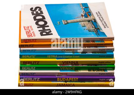 Pile di Berlitz Travel Guide libri guide isolate su sfondo bianco libri di viaggio Foto Stock