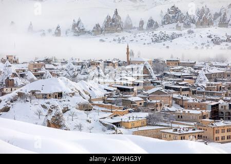 Pigeon Valley e Cave Town a Göreme in inverno, camini delle fate, Cappadocia, Turchia. Foto Stock