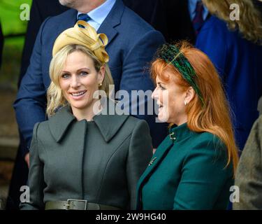 Zara Tindall e la duchessa di York chiacchierano dopo aver partecipato al servizio natalizio nella chiesa di Santa Maria Maddalena, Sandringham. 25 dicembre 2023 Foto Stock