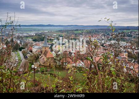 Heilbronner Land, Blick über Die Stadt Weinsberg mit der Johanneskirche Historisches Heilbronner Land *** campagna di Heilbronn, vista sulla città di Weinsberg con St. Johns Church, storica campagna di Heilbronn Foto Stock