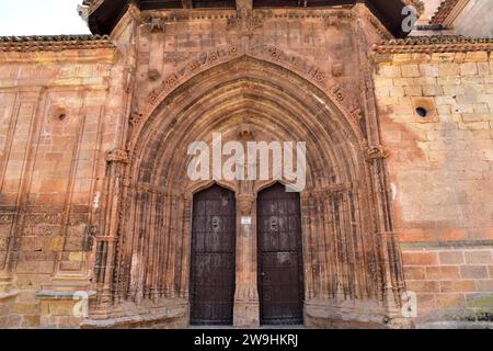 Alcaraz, Iglesia de la Santisima Trinidad y Santa Maria porta in stile gotico sfavillante. Provincia di Albacete, Castilla-la Mancha, Spagna. Foto Stock