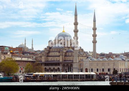 Moschea Yeni Cami (nuova Moschea) situata nel quartiere Eminönü di Istanbul, Turchia, costruita nel 1663 Foto Stock