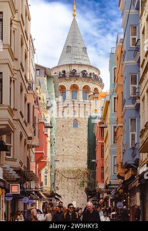 Vista della Torre Galata nel quartiere di Beyoğlu a Istanbul, Turchia. La torre è ora uno spazio espositivo e un museo, e un simbolo di Beyoğlu e Istanbul Foto Stock