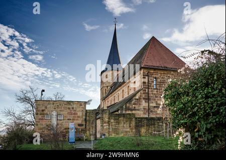 Johanneskirche in der Stadt Weinsberg am Fuße der Burgruine Weibertreu, Außenansicht Historisches Heilbronner Land *** St. Johns Church nella città di Weinsberg, ai piedi delle rovine del castello Weibertreu, vista esterna Historisches Heilbronner Land Foto Stock