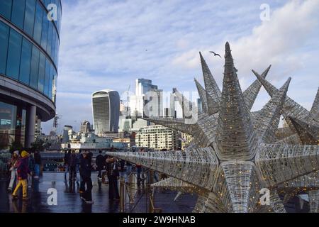 Londra, Regno Unito. 28 dicembre 2023. Vista diurna dello skyline della City di Londra e decorazioni natalizie vicino al Tower Bridge. Credito: Vuk Valcic/Alamy Foto Stock