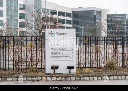 Morristown, New Jersey – 24 dicembre 2023: Insegna con il logo Bayer Corporation e edificio per uffici. Bayer è una multinazionale farmaceutica Foto Stock