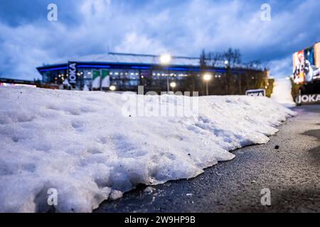 Gelsenkirchen, Germania. 28 dicembre 2023. Sport invernali: Biathlon, World Team Challenge, 'Biathlon at Schalke', Veltins-Arena: Gli organizzatori hanno preparato il campo di fronte all'arena con neve artificiale. Credito: David Inderlied/dpa/Alamy Live News Foto Stock