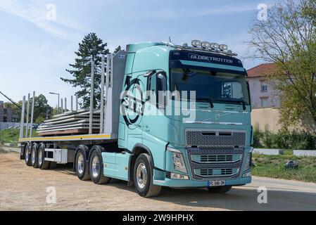 Vandœuvre-lès-Nancy, Francia - camion blu Volvo FH 540 parcheggiato in un cantiere. Foto Stock