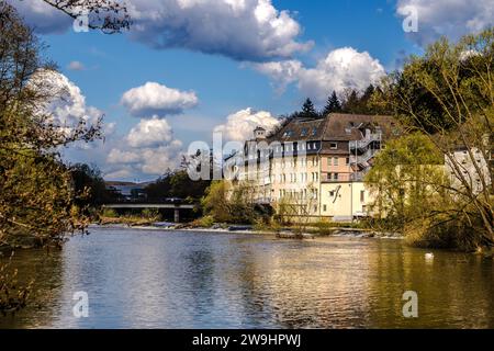 Vista dal vecchio ponte di pietra di Lahn a Hausertorwerk, il primo impianto di produzione dell'azienda Leitz Foto Stock