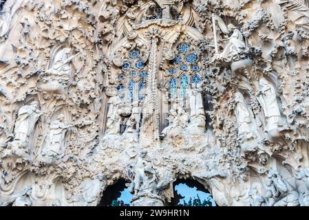 Barcellona, Spagna - 30 novembre 2023: Portale della Carità sulla facciata della Sagrada Familia o Chiesa della Sacra famiglia, grande catolo romano Foto Stock