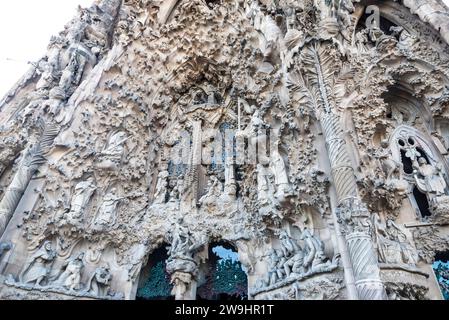 Barcellona, Spagna - 30 novembre 2023: Portale della Carità sulla facciata della Sagrada Familia o Chiesa della Sacra famiglia, grande catolo romano Foto Stock