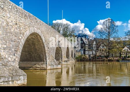 Fiume Wetzlar Lahn con vecchio ponte in pietra in Assia Germania Foto Stock