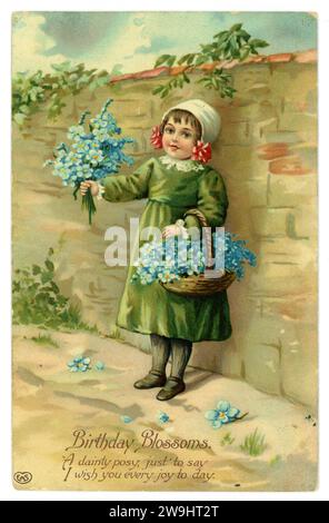 Originale e affascinante biglietto di auguri di compleanno edoardiano di bambina con cestino di Forget me Not., datato / pubblicato Prestwich, Regno Unito 1910 Foto Stock