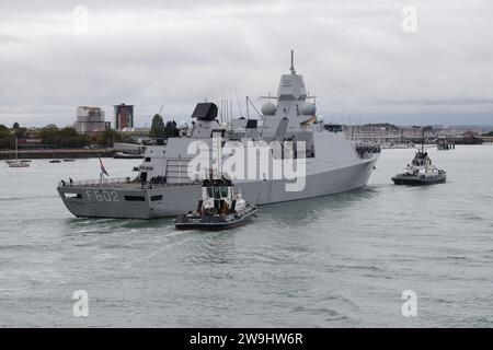 I rimorchiatori scortano la fregata di difesa aerea olandese HNLMS DE ZEVEN PROVINCIEN verso un ormeggio nella base navale Foto Stock