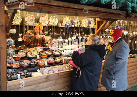 I visitatori hanno apprezzato il mercatino di Natale con le sue bancarelle a Leicester Square nonostante la pioggia. Londra Regno Unito Foto Stock