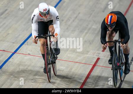 APELDOORN - Jeffrey Hoogland e Daan Kool (r) in azione nella sezione Sprint del campionato olandese di ciclismo su pista a Omnisport. ANP RONALD HOOGENDOORN Foto Stock