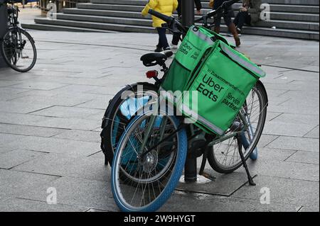 Ein Fahrrad mit Rasche des Lieferdienst Uber mangia *** Una bici con Rasche del servizio di consegna Uber Eats Foto Stock